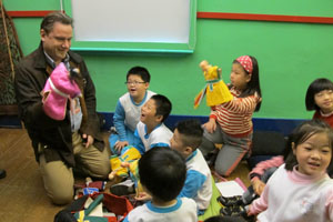 Robin Ruizendaal, Director of the Lin Liu-hsin Puppet Theatre Museum, teaches schoolchildren how to manipulate a glove puppet